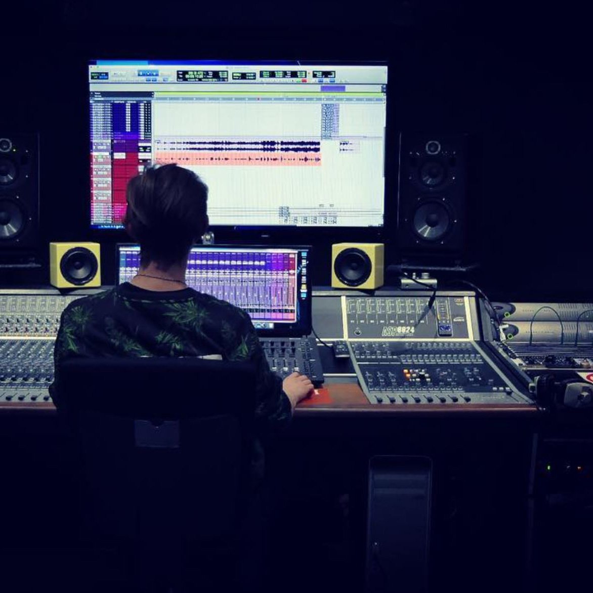 AvidProTools's tweet image. #audient #audientstudio #studio #session #music #70 #tracks #vocals #piano #choir #protools 📷 by instagr.am/edgeofthepossi…