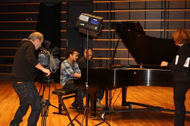EddieBOfficial's tweet photo. taking a small performance for CTV Montréal with Christine long 🎹🌊🎹🎶🎧
…
Follow @eddiebullen for more!
...
#LiveJazz #SmoothJazz #DuelingPianos #FatherSonDuo #Pianoman #TorontoJazz #MontrealJazz #HalifaxJazz #CanadianJazz #Concert #jazzy #livejazz… https://t.co/maQoyiWc2D https://t.co/CroC9w5YBr