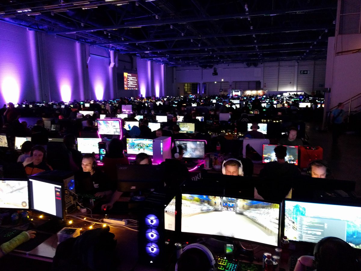 BitnutsGaming's tweet photo. #AssemblyWinter2018 getting dark and light 😎... all that GPU powwr 😁 https://t.co/gZBoJOkJOh