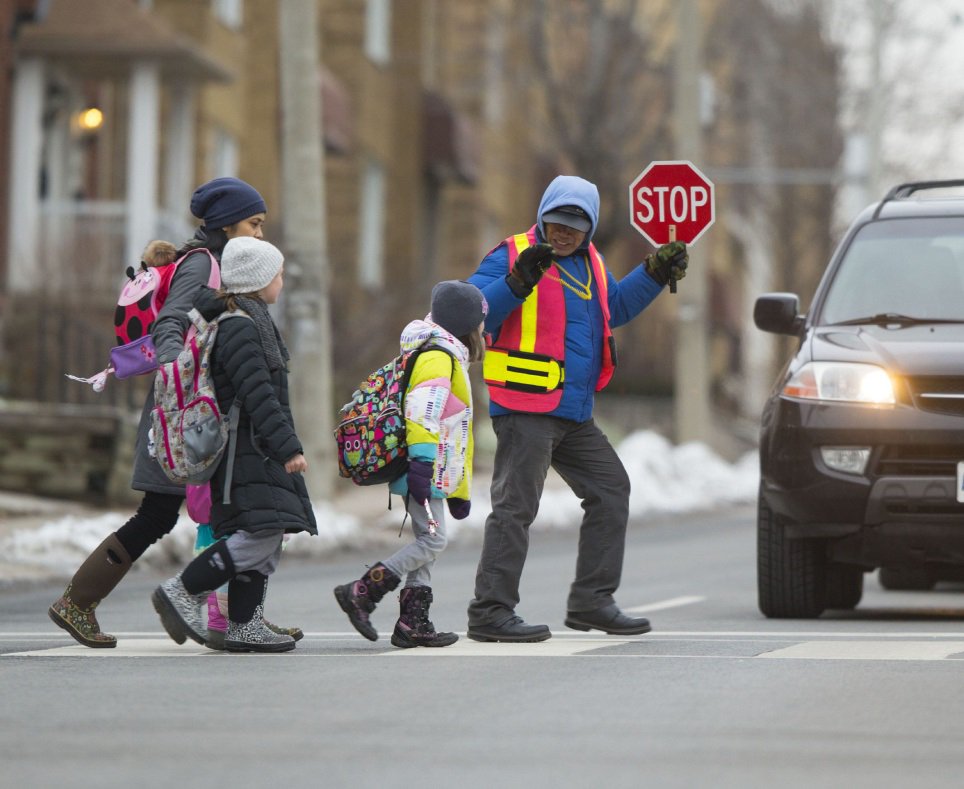 Дети через дорогу. Дети бегут через дорогу. Детей переводят через дорогу. Дети на дороге зимой. Зимой через дорогу.