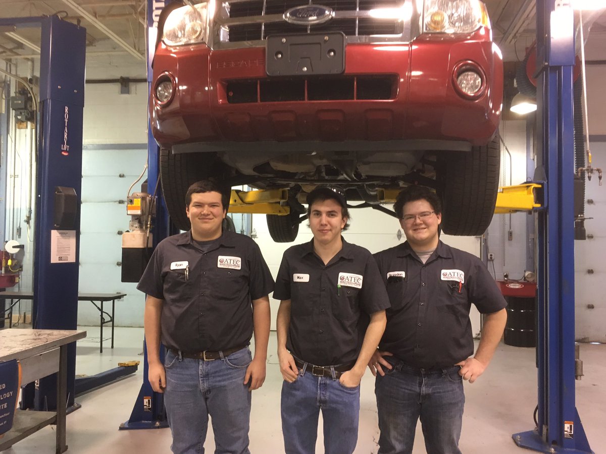 CATEC_auto's tweet photo. @CATEChs Auto Tech @SkillsUSA competitors. Congrats to @Max_Congdon for placing 3rd at Districts! https://t.co/77Dq0aYGZj