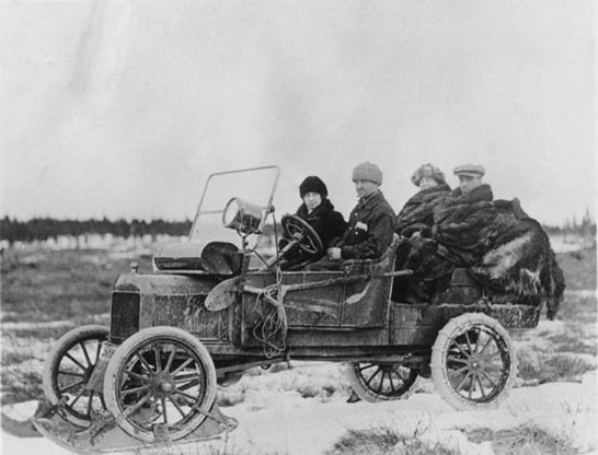 ChicagoVintageM's tweet photo. It's downright frigid in Chicago today, but at least we can be thankful for closed car bodies and heat! Check out the car's snow shoes! https://t.co/H9vanDk3gi