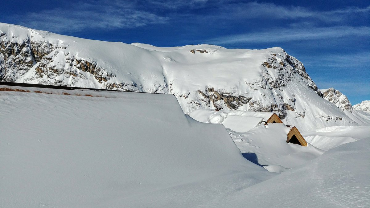 guidespacekilly's tweet image. Bon ce petit quinze-vingt centimètres de neige avait bien arrangé les choses, le froid et le soleil par dessus étaient idéals pour les skieurs. Ceux qui ont marché se sont ouverts des horizons de rêves...