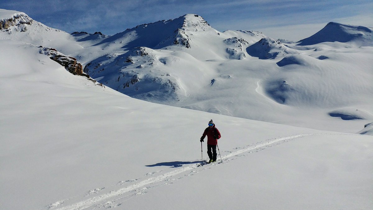 guidespacekilly's tweet image. Bon ce petit quinze-vingt centimètres de neige avait bien arrangé les choses, le froid et le soleil par dessus étaient idéals pour les skieurs. Ceux qui ont marché se sont ouverts des horizons de rêves...