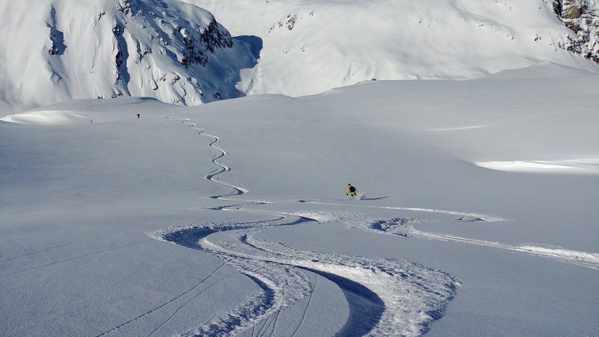 guidespacekilly's tweet image. Bon ce petit quinze-vingt centimètres de neige avait bien arrangé les choses, le froid et le soleil par dessus étaient idéals pour les skieurs. Ceux qui ont marché se sont ouverts des horizons de rêves...