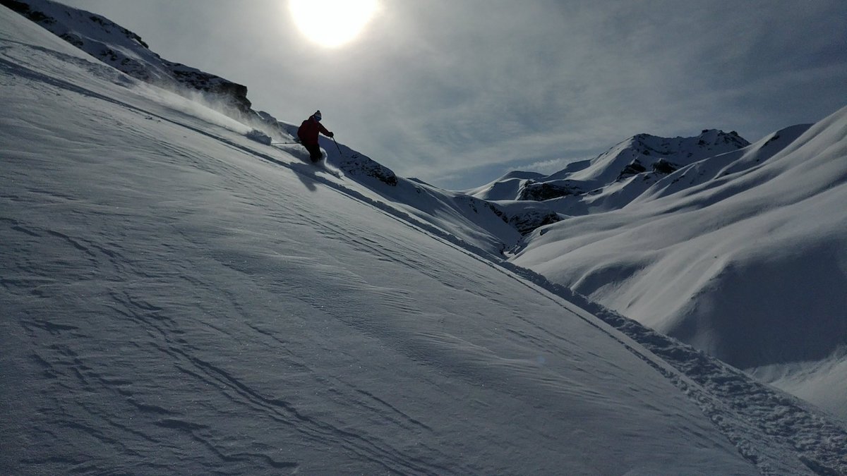 guidespacekilly's tweet image. Bon ce petit quinze-vingt centimètres de neige avait bien arrangé les choses, le froid et le soleil par dessus étaient idéals pour les skieurs. Ceux qui ont marché se sont ouverts des horizons de rêves...