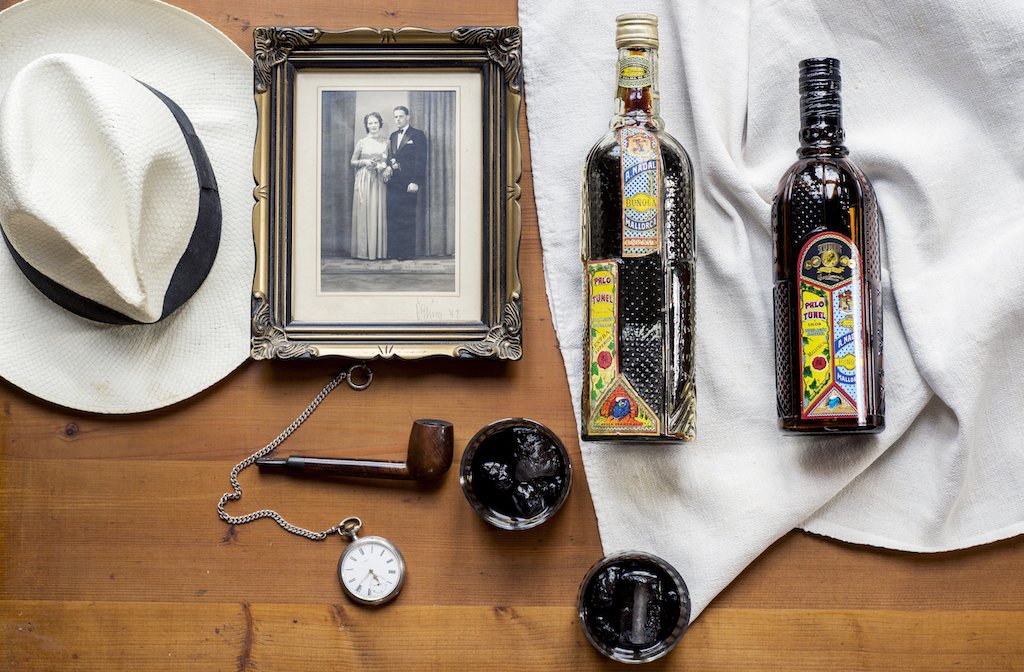 Palo Túnel, emblemàtic licor mallorquí d'ara i de sempre, va començar la seva producció a finals del segle XVIII i des de llavors ha acompanyat a les famílies mallorquines en l'aperitiu, sol, amb gel o amb sifó. 🕰️