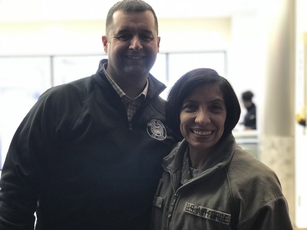 910AW_CCC's tweet photo. You never know who you might run into at @ATLairport @AirForceReserve #CommandChief Safe travels. https://t.co/lRSmFLllfC
