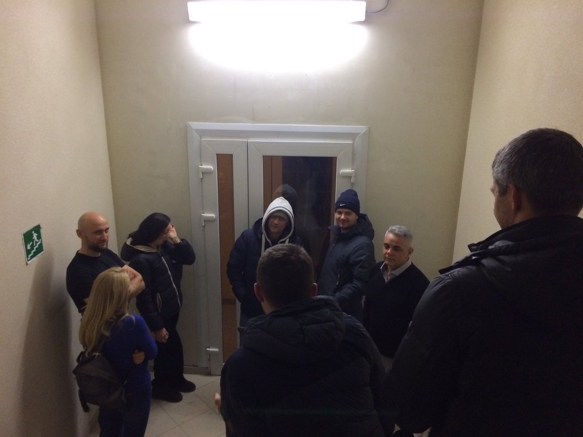 Brandlarmet går. Språngmarsch 14 vån ner. Larmet upphör. Utgångarna spärrade...
Kunde varit trevligare fredag natt Jekaterinburg.
Falsklarm såklart. Andra gången på ett halvår...