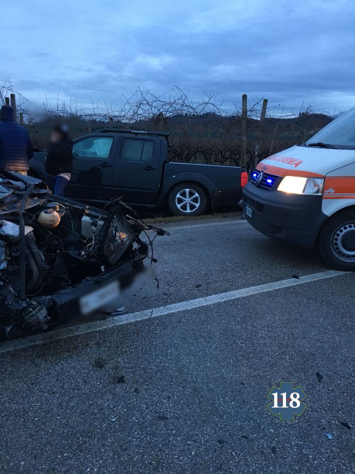 SUEM_Veneto's tweet photo. 02FEB 1653 #suemTV #Colbertaldo incidente tra due auto, conducente 28enne sbalzata dal veicolo, portata a #Treviso da #Leone1 in condizioni critiche. Intervento #ambulanza #automedica @vvfveneto https://t.co/IaV4OIioXF
