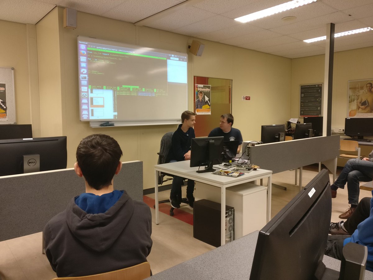 Oud leerling geeft voorlichting over informatica en zet leerlingen ook nog even aan het werk