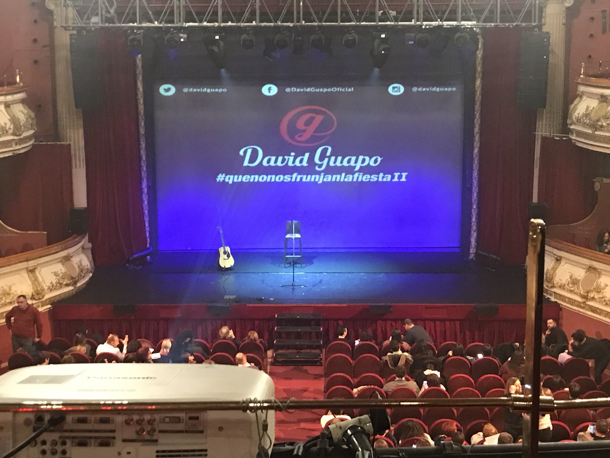 davvidrm's tweet photo. @davidguapo, esperando a que empiece uno de mis humoristas favoritos #quenonosfrunjanlafiesta https://t.co/GQPsKBL4WE