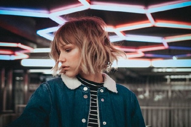 .<a href="/GraceVanderWaal/">Grace VanderWaal</a> Captures NYC In "City Song" Video dzi-thevoice.com/2018/02/02/gra…