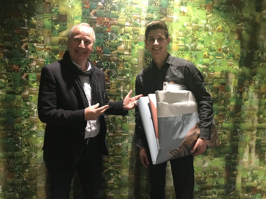 NP_Stadskanaal's tweet image. Vandaag kreeg Yannick Reij de banner van de #Noorderpoort Jaarprijs 2017 overhandigd door Rob Heilijgers van De Compagnons. Winnaar Yannick heeft tot nu toe een geweldige tijd gehad als ambassadeur van Beroepsonderwijs Stadskanaal en zal 17-4 het stokje overdragen. #trots