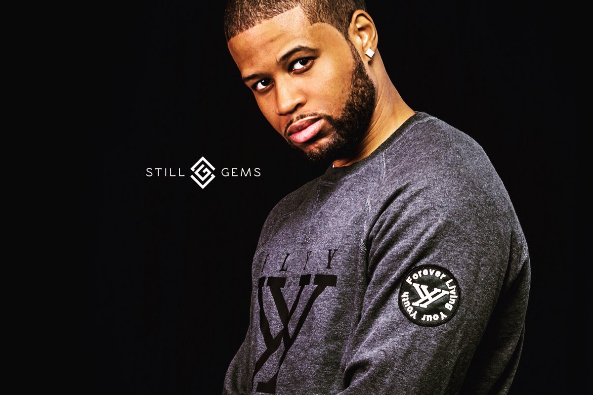 StillGems's tweet photo. Thank God It’s FLYY Day 🙏🏾
#FLYY #ForeverLivingYourYouth #TorontoFashion #Photoshoot #StillGems #Photography https://t.co/ZOCKbinVHj