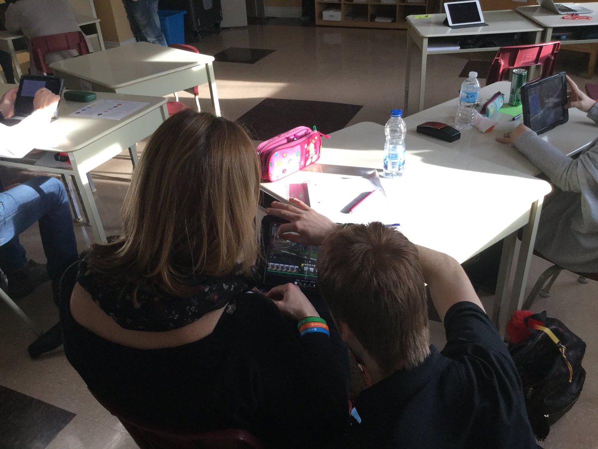 Kellyleclerc2's tweet photo. #cferb #cferpic Ils font un coure vidéo sur l’application iMovie https://t.co/Fvhe4Yr6vd