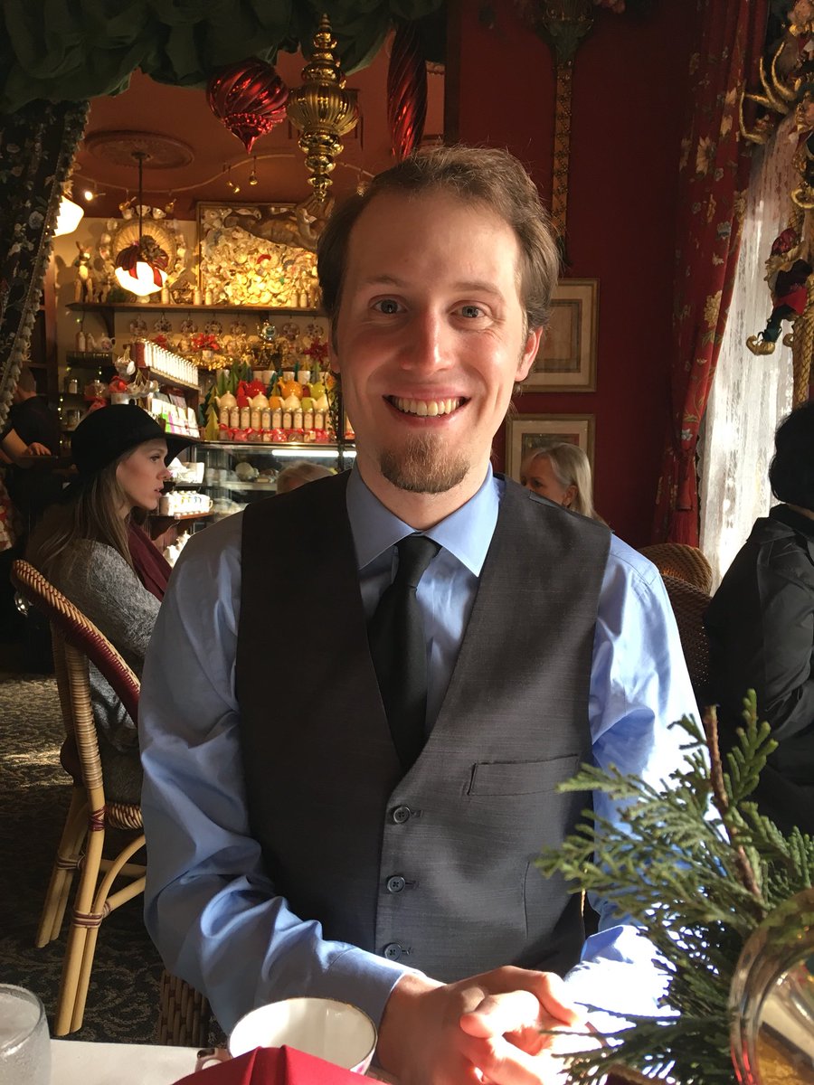 LuciaLobosvilla's tweet photo. Teatime #aesthetic @QueenMaryTea with @DaltonBroback. The holiday decor is beautiful! https://t.co/hoeT7sW2VF