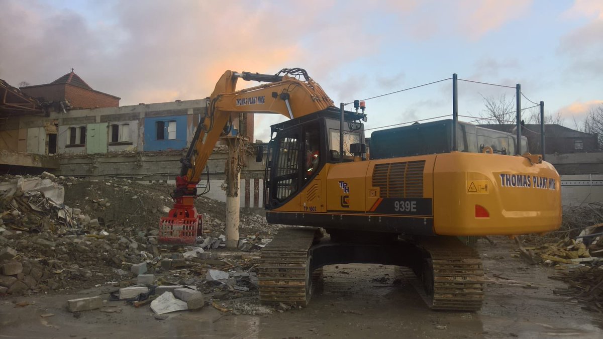 @LiugongUK <a href="/ThomasPlantltd/">Thomas Plant Hire</a> new 939 Demo spec working well fitted with a Rotating selecta grab for are customer on a job up in Oldham. #customerfirst #teamthomas
