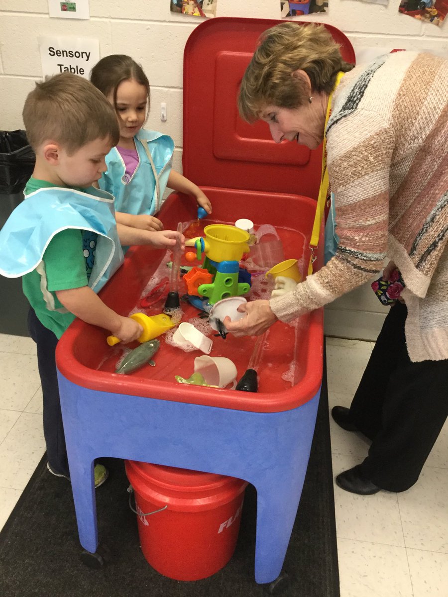 ECEC_Turtles's tweet photo. We were so happy that Dr. Frye from the ROE came to visit ECEC and play with our icebergs and polar animals. @ctadel @wdsd_7 @ECEC_Turtles https://t.co/CnXeVkikZd