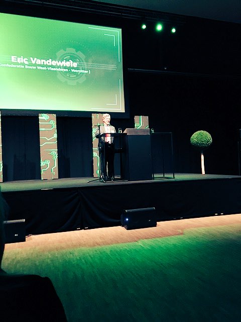 GeertBourgeois's tweet photo. Interview over #visierapport @ConfedBouw op #NvB2018
1⃣ #VlaReg = investeringsregering met oog voor mens & technologie;
2⃣ Innovatieve bouwsector draagt sterk bij tot VL welvaart;
3⃣ Duaal leren ook in de bouw = brug tussen onderwijs & arbeidsmarkt. https://t.co/dKB9OB4O6o