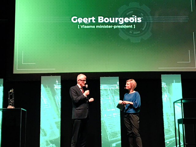 GeertBourgeois's tweet photo. Interview over #visierapport @ConfedBouw op #NvB2018
1⃣ #VlaReg = investeringsregering met oog voor mens & technologie;
2⃣ Innovatieve bouwsector draagt sterk bij tot VL welvaart;
3⃣ Duaal leren ook in de bouw = brug tussen onderwijs & arbeidsmarkt. https://t.co/dKB9OB4O6o