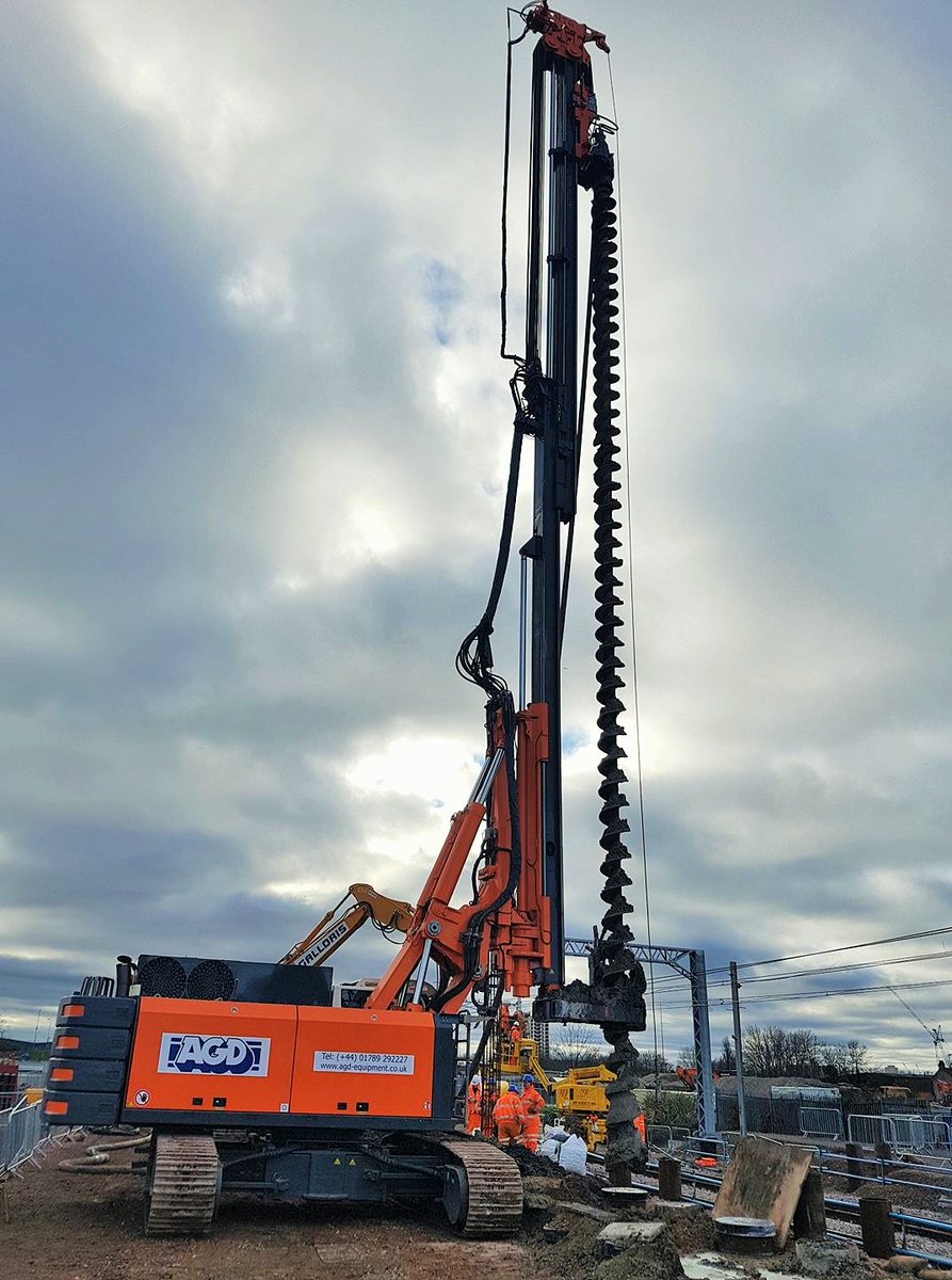 AGDEquipment's tweet photo. #RTG RG21T #TelescopicLeaderRig with 10 tons metre torque MB100 #CFA rotary head and PTS operator installing 600 mm diameter #CFA piles to 19.5 m depth at Edmonton, London on hire to #VolkerGroundEngineering @VolkerWesselsUK https://t.co/p1RzePy3tQ