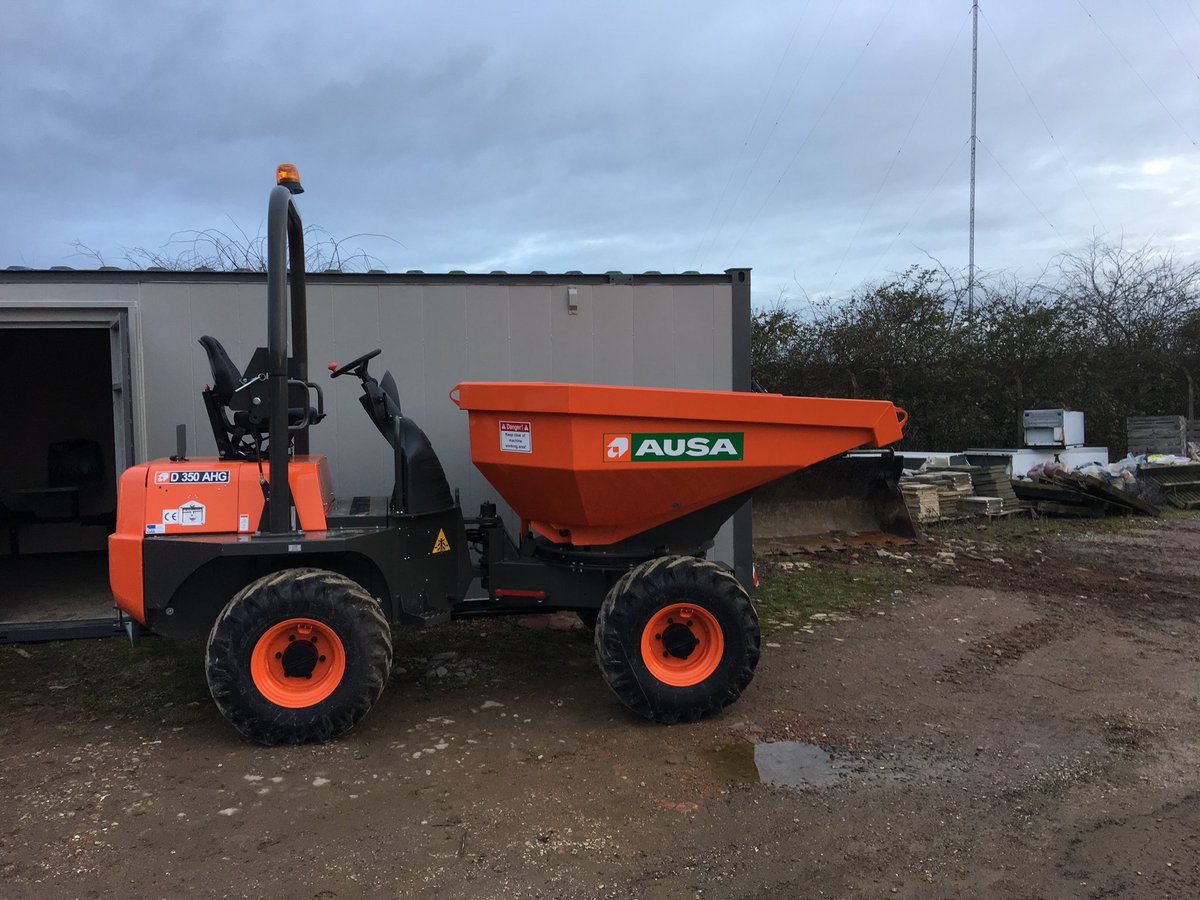 brownbuilders1's tweet photo. @Guynicholls7 @Tru7trucks shiny new dumper, first new one I have ever bought! Thanks Guy and the trucks r us gang....they even got my 3cx to site at short notice. Top boys #newplantonceinabluemoon! https://t.co/kJubr3cpaI