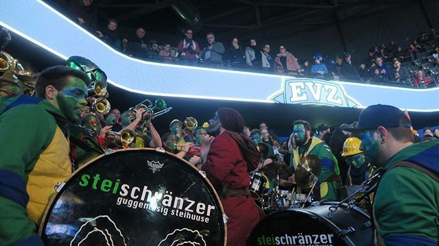 steischraenzer's tweet photo. @steischraenzer live vom EVZ match #eishockey #evz @eissportverein_zug #issportverein #gemeinsamfürblauundwiis #guggemusig #steischränzer #steinhausen #fasi2018 https://t.co/3tbL7AsNFt https://t.co/IdpF5TRnWn