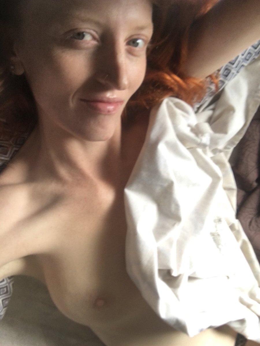FreckledR's tweet photo. Rainy day makes for a lovely excuse to lay around in bed all day. Come keep me company, who wants to play? #MyFreeCams #MFC #MFCShare #redhead #freckledrose https://t.co/ESNyOmis2Q