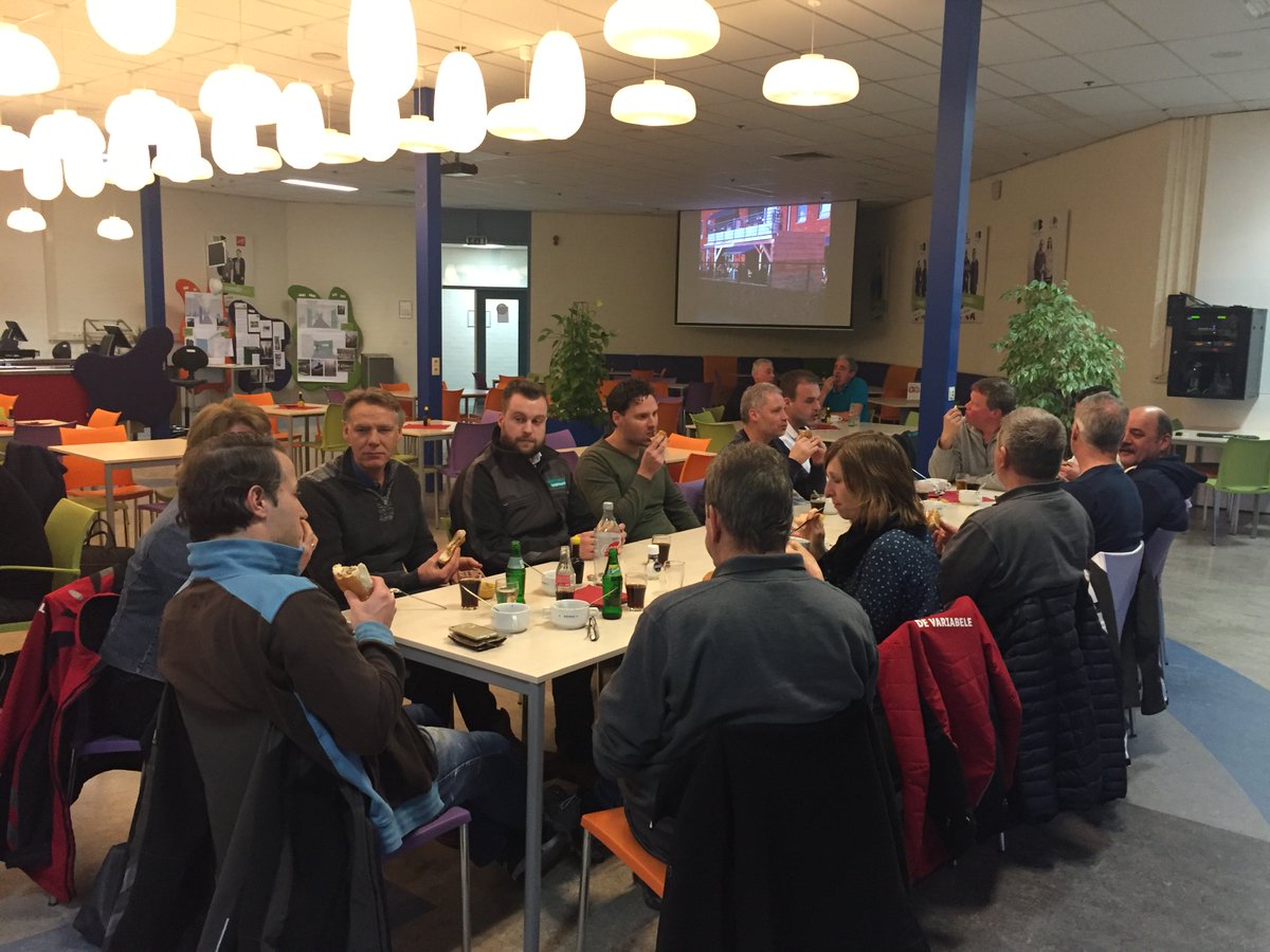 DeVariabele's tweet photo. Na een dag hard werken is het goed rusten. Gezellige afsluiting van #DeVariabeleDoet! Volgend jaar zetten we ons weer belangeloos in voor bijzondere mensen op bijzondere project. Bedank allemaal! #MVO https://t.co/DPorZ2C3n2
