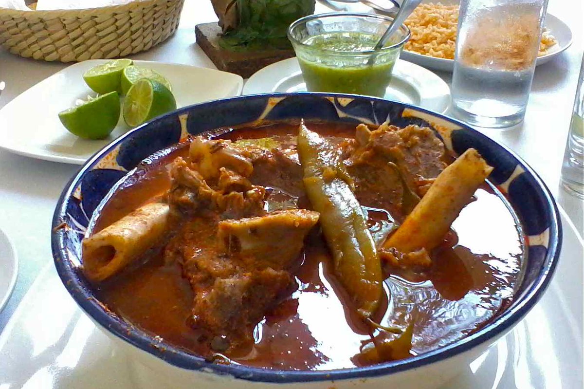 losalmuerzos's tweet photo. La palabra "huaxmole" proviene del náhuatl "huaxmolli" que significa guiso de guaje y es un platillo típico de la mixteca poblana https://t.co/UiWwB5oqb8