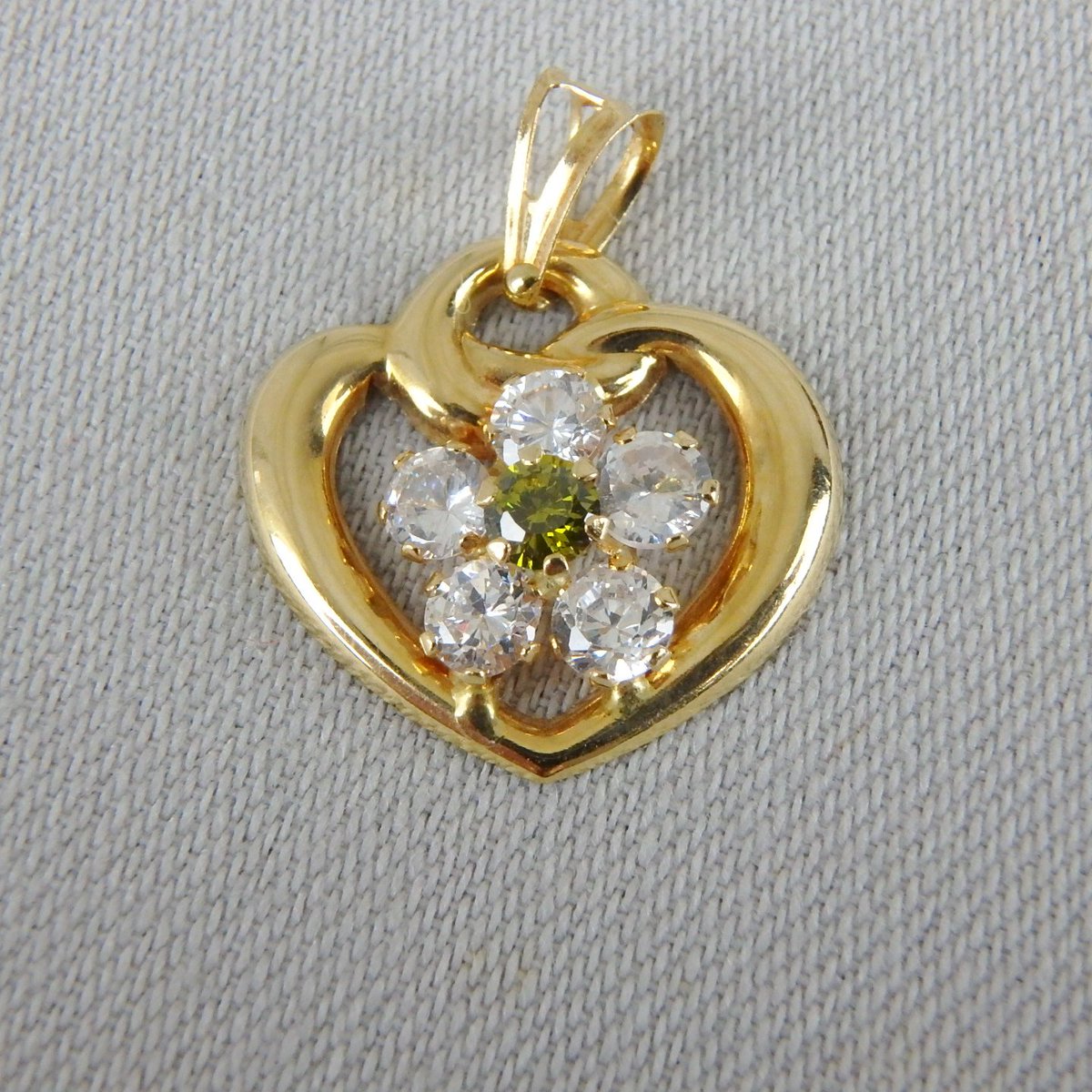 ApplegateAntiqu's tweet photo. #ItalyGold #18KGold #HeartPendant #ValentinesGift offered @  https://t.co/LGdp0wCvwu
 #ValentinesDayGift with white sapphires and peridot https://t.co/Frz1CXaUuF