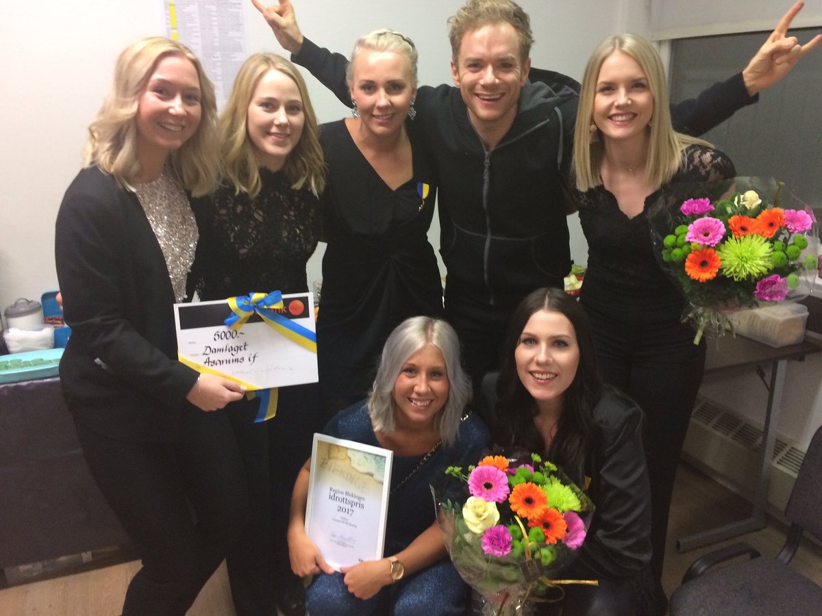 Asarumsif's tweet photo. Wow vilken uppmärksamhet på Idrottsgalan i Blekinge. Vi har prisats för årets prestation av Sydöstran och fått Region Blekinges Idrottspris! Ett magiskt 2017 avslutas med Gala! 😀⚽️💙 https://t.co/cRJsybAEFi