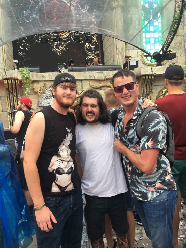 rilan_hanks's tweet photo. Seath and I took this pic with some random at Tomorrowland 2017, but we were to drunk.. so we have no idea who he is 😂 #findthisman #2018Twitter https://t.co/G1XNZKtglL