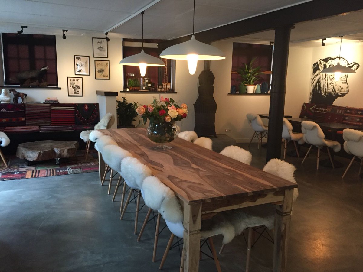 GimmiiMagazine's tweet photo. Bij Heerdeberg kun je heerlijk eten.
Gimmii verzorgde de lampen in het café/restaurant. We gebruikten de Aron 581 van Functionals. Precies de goede sfeer.
https://t.co/8iQV5QqNdw
#Heerdeberg #functionals #aronlamp #gimmii #interiorproject #dutchdesign https://t.co/fgC6XDxL9S