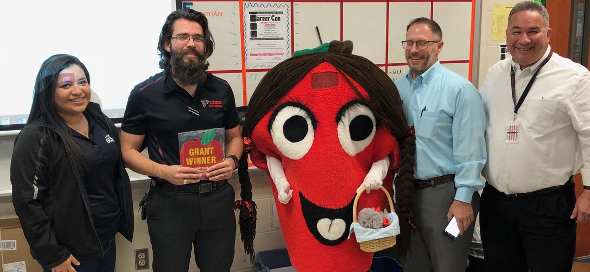 hjmaldonado01's tweet photo. @hjmaldonado01 Congratulations to Stevens HS math teacher Joshua Crawford, NEF grant winner. Presented by Edward Jones, Grand Canyon University and Apple Annie.#StevensInspired https://t.co/0LYm9UmkTh