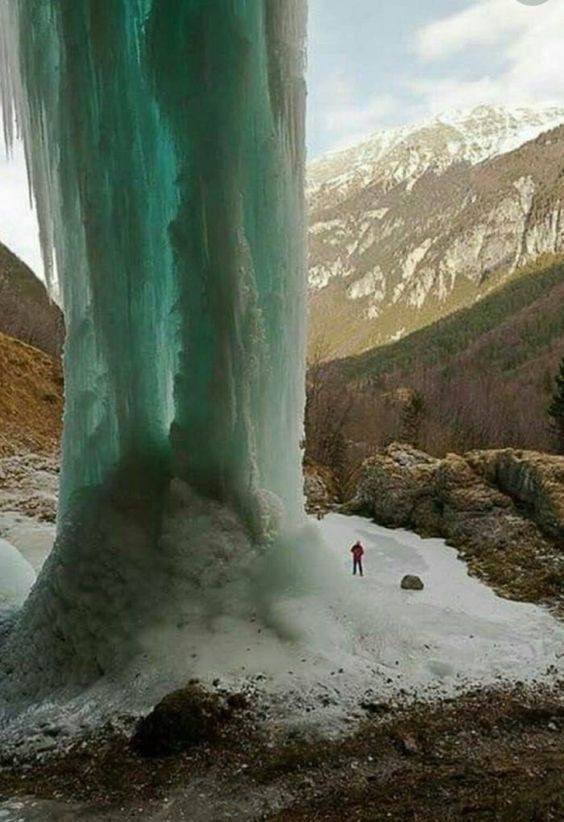 MyLuxTravel's tweet photo. Frozen waterfall in the alps. #travel #photography #amazing https://t.co/bauUDHRVaX