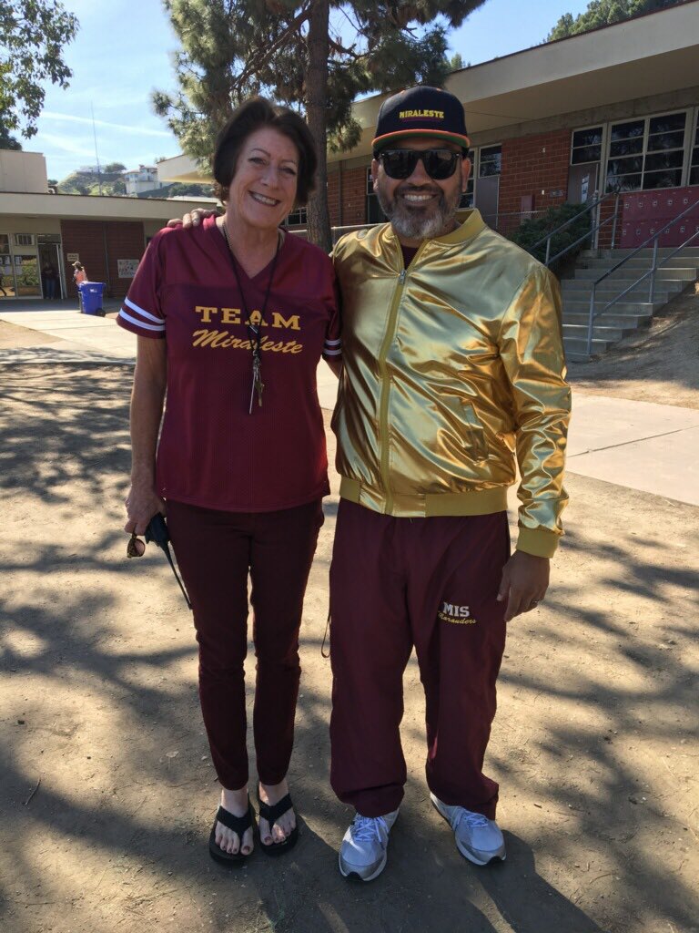 CarolPinel1's tweet photo. Spirit Day here at Miraleste ❤️💛 https://t.co/ccQXK0cYyN