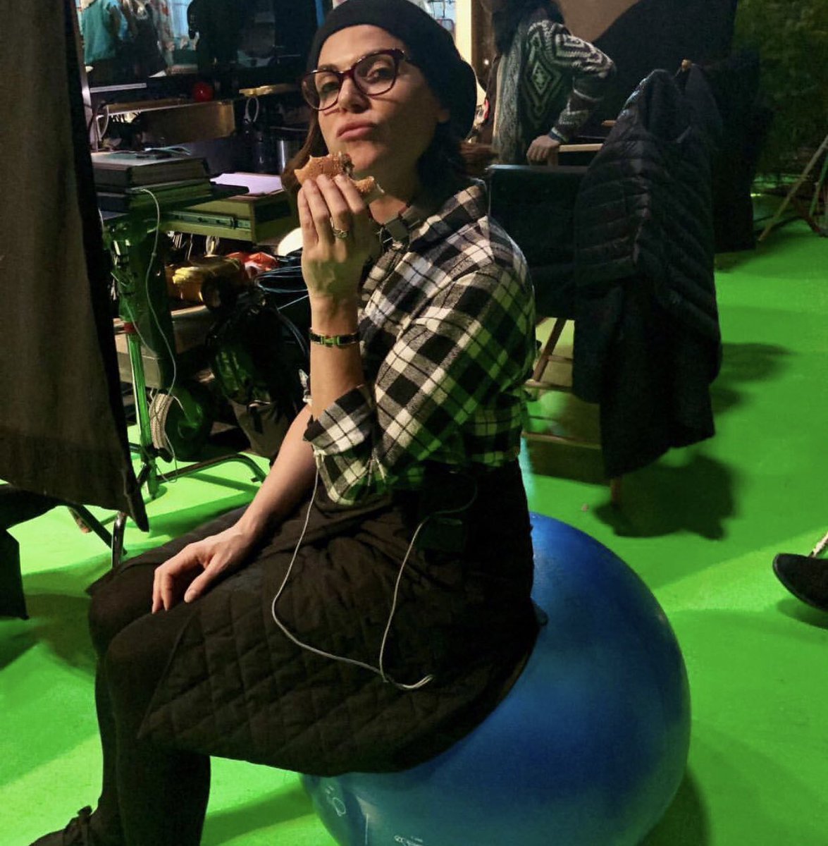 LParrillaNews_'s tweet photo. Gotta have an exercise ball and an @awcanada burger to get through those long hours at work! #onceuponatime #somethingsneverchange #burger #yummy 🎥🍔❤️
📸: lparrilla IG https://t.co/8eDwpFWYrq