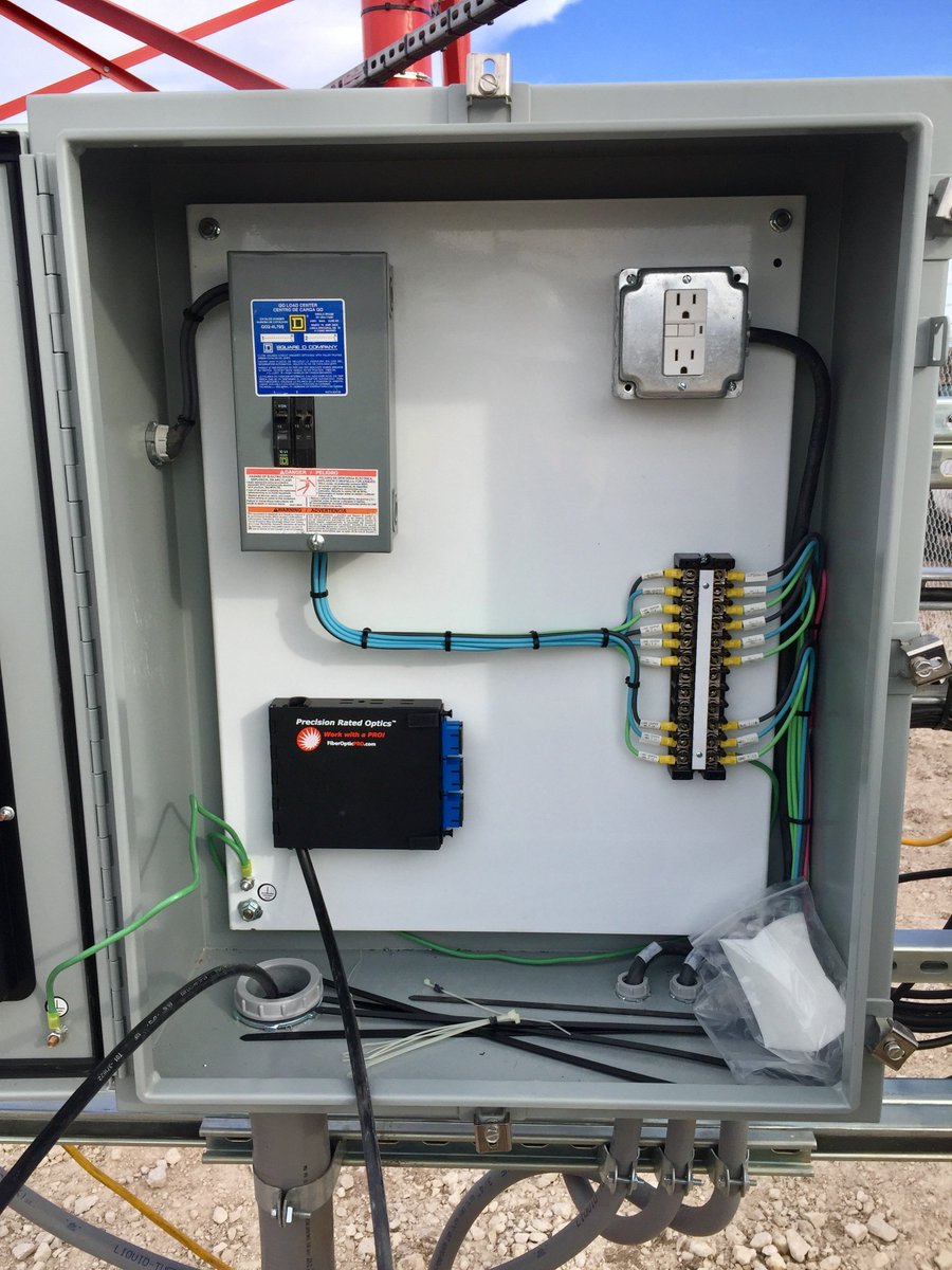 FiberOpticPRO's tweet photo. Great photos sent in by a customer of our enclosure at work! Thanks for the shots! #fttx #fibertotheantenna #fiberopticsplicing #fiberopticenclosure #fiberopticcabling #fiberoptictechnician #fiberoptictechnician https://t.co/67KoTbpxh0