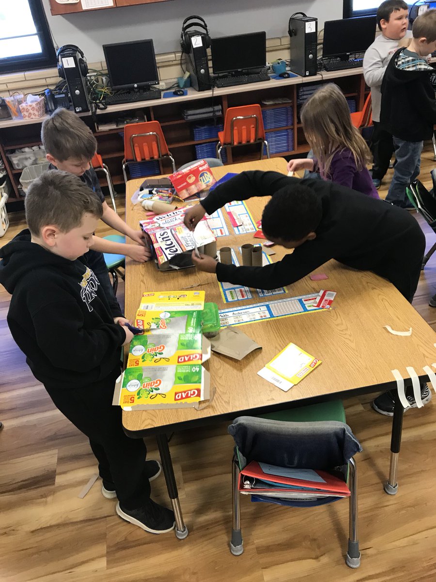 ashphi13's tweet photo. 3 Little Pigs STEM!  They had so much fun!! #STEM #wmvikings https://t.co/88mSzhDLLW