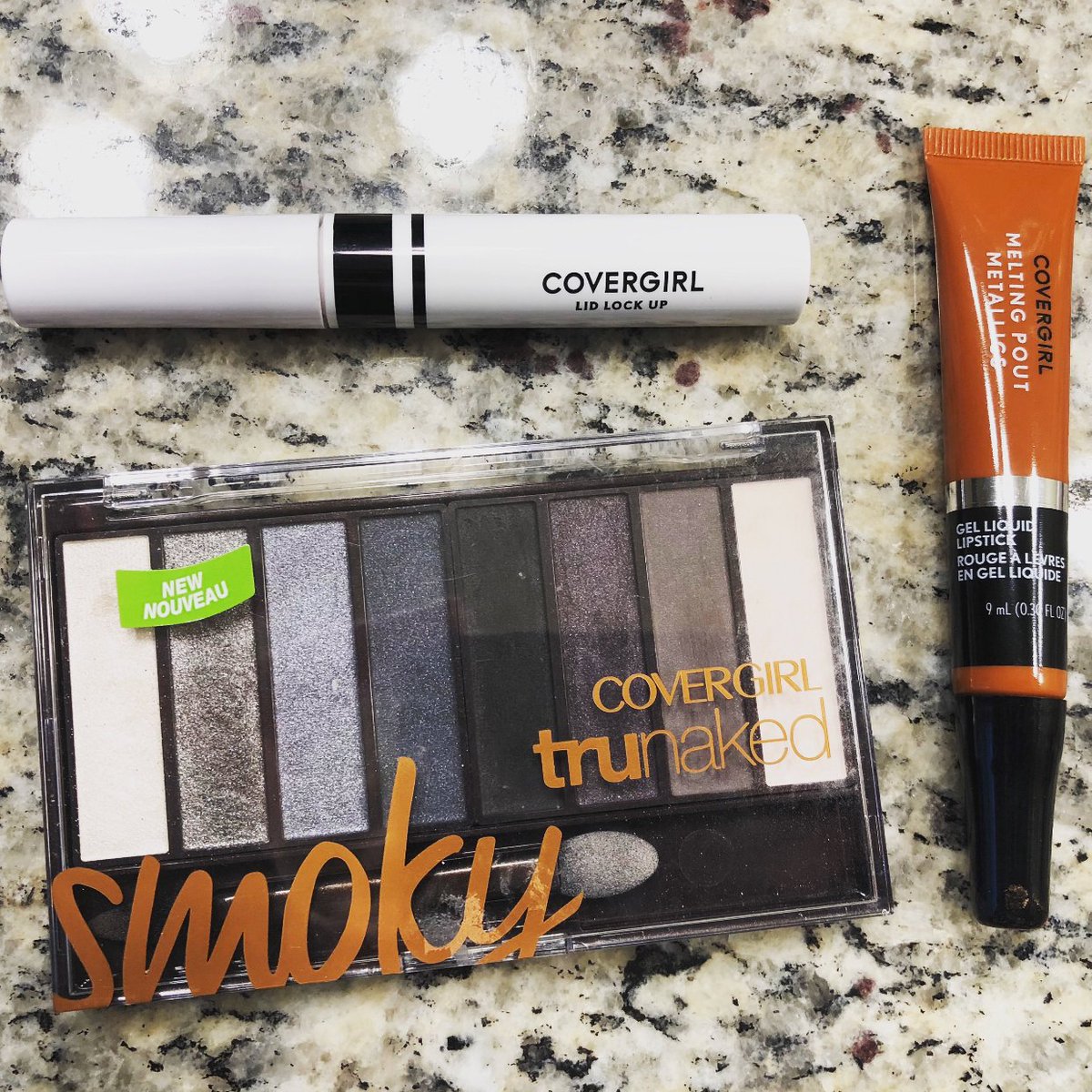 TheMrsBarden's tweet photo. Enjoying these goodies from my latest @Influenster box! That eye primer keeps my shadow in place ALL day! @COVERGIRL #COVERGIRLMADExHoliday #complimentary https://t.co/qldxTBnNv8