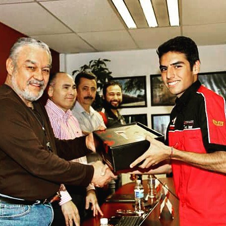 Codelinert's tweet photo. Entrega oficial del Kit F1 in s chools🏁☝
#YoSoyCodeline
#ElCódigodelÉxito https://t.co/jkn61Ud1Cw