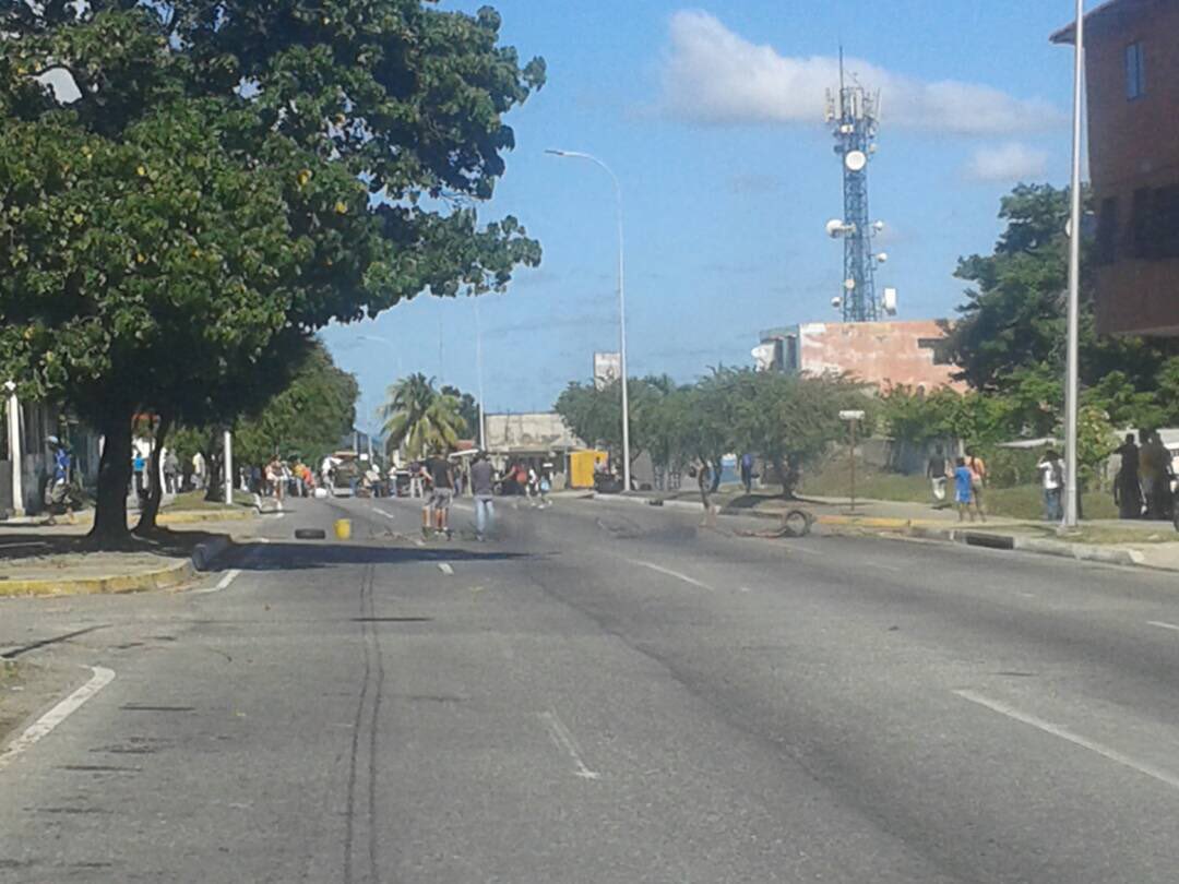 movinotinto's tweet photo. Cerrada la Avenida Manuel Cedeño a la altura de Canaima Norte por protesta debido a la falta de comida y gas. Municipio Independencia del Estado #Yaracuy #feb https://t.co/3AyPrqucRn