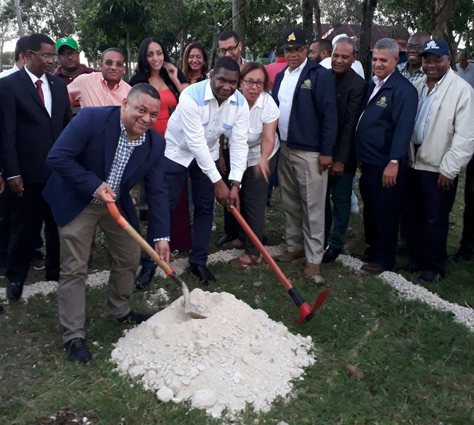 CodiaCentral's tweet photo. El Agrim. @juancruz41, Pte. del #CodiaRD, entrega cheque de RD$1.5 millones al Ing. Civ. Manuel Castillo, Pte. Delegación Higüey, y primer palazo para la construcción de la piscina en los terrenos de su casa club. #CodiaTrabajando https://t.co/rAigwfzTuE