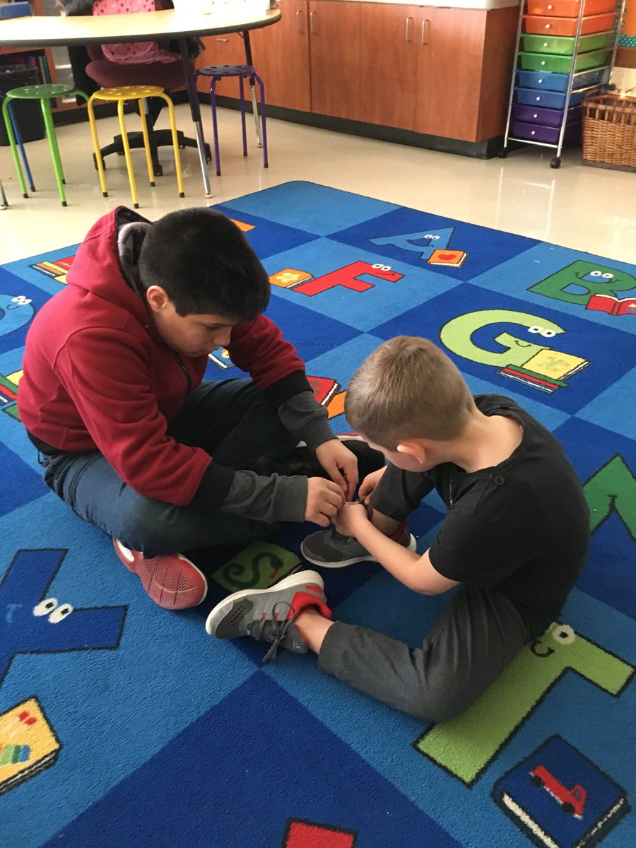 ddavidson0611's tweet photo. Friends helping friends! @JCSouthSchool #southschool https://t.co/mXwT3gJkVA