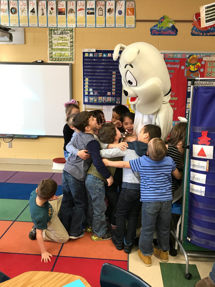 BodkinReadAACPS's tweet photo. Mrs. Cochran's class had a special visitor!  @BodkinKAACPS #AACPSReadWithMe https://t.co/i98qm0YG3C