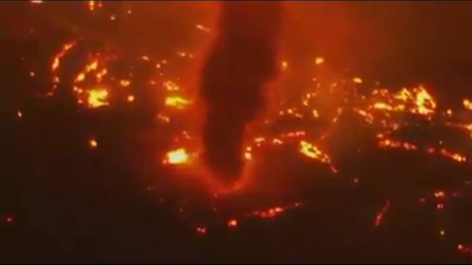 Strange_Sounds's tweet photo. Impressive fire #Devils form during wildfires in #Randolph, #Arizona just like in the best #Hollywood movies #firedevils #firewhirls https://t.co/sdYbtAeh0m via @Strange_Sounds https://t.co/vBmhSfLP4Q