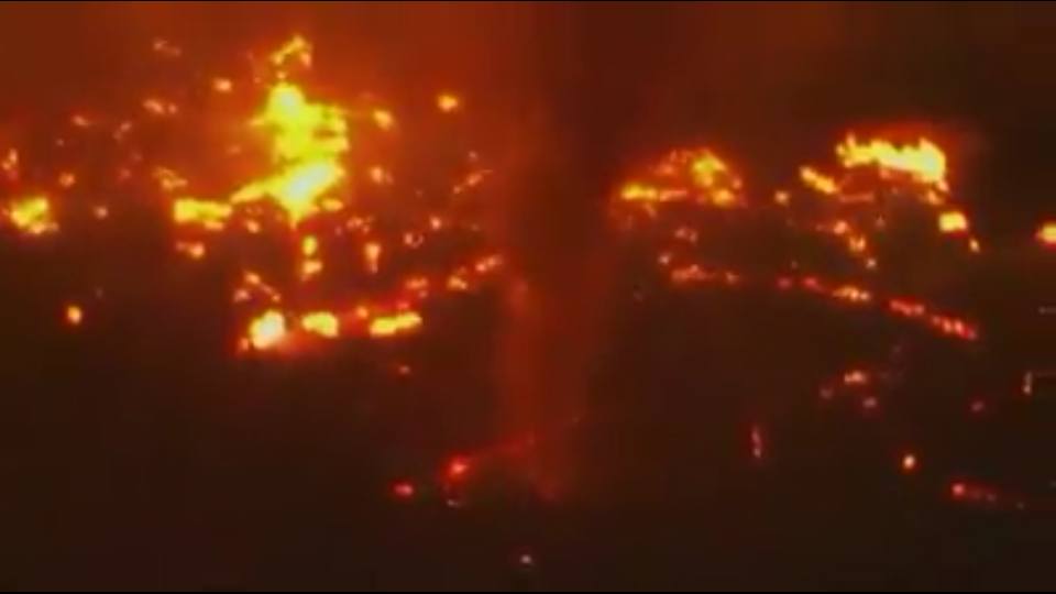 Strange_Sounds's tweet photo. Impressive fire #Devils form during wildfires in #Randolph, #Arizona just like in the best #Hollywood movies #firedevils #firewhirls https://t.co/sdYbtAeh0m via @Strange_Sounds https://t.co/vBmhSfLP4Q