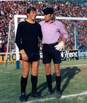 jorfabc's tweet photo. Antonio #Roma y Hugo #Gatti/// Carlos #Buticce y el Dr Roberto Peidro, con el buzo #Olimpia del Pato #Fillol @centrojas @PelosiJose https://t.co/2In4wUOvhb